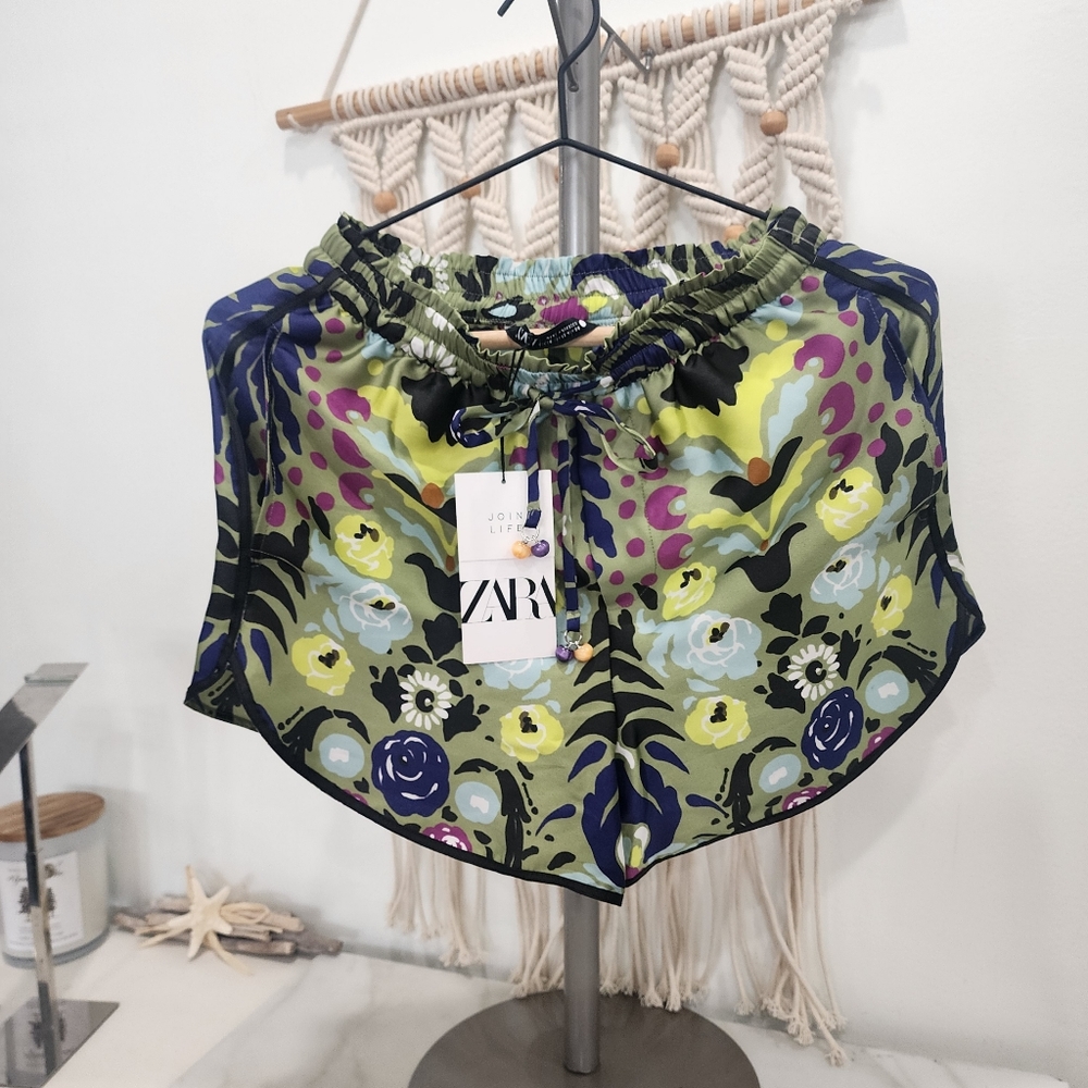 [ ZARA] WOMENS Xs, NEW WITH TAGS- FLORAL SATIN BLOGGERS FAV SHORTS W/ BEADS.
